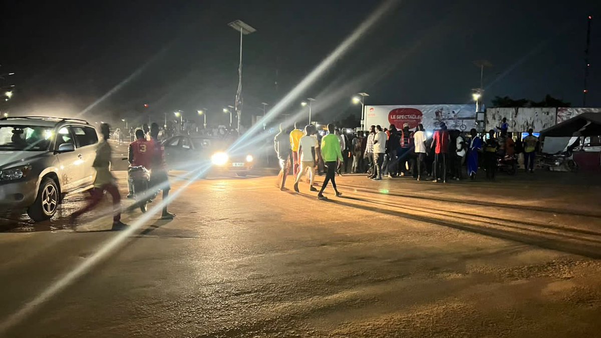 salimdade's tweet photo. #Niger 🇳🇪 
Suite à l’appel lancé par des acteurs nigériens de se rassembler pour une veillée patriotique, les rondpoints et artères de la capitale nigérienne sont actuellement occupés pour manifester en faveur  du départ des troupes françaises basée au #Niger et le soutien au CNSP. 
1h40 heure locale de #Niamey.