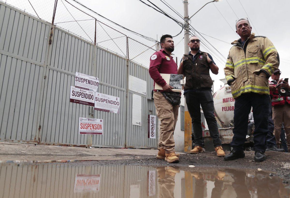 FerVilchisMx's tweet photo. #BajoControl | Hoy, se produjo una reacción química en las instalaciones de una empresa ubicada en Esfuerzo Nacional. Nuestros elementos de 🚒 @PCB_Ecatepec actuaron de manera inmediata, atendiendo el llamado de auxilio y aplicando el protocolo necesario. https://t.co/nPwSsQ0Xuq