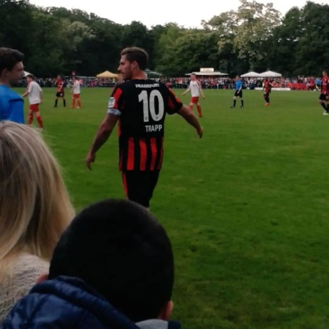 28.05.2015
Mit Kevin #Trapp haben wir heute einen der besten Torhüter der Liga. Beim 6:0 (2:0) im Testspiel gegen den Kreisligisten SV Seulberg zeigte er wie flexibel er ist und  traf als Feldspieler zum 2:0 (37.).
#eintrachtfrankfurt #sge