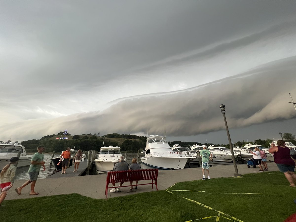 katyj_2's tweet photo. Interesting clouds as a storm approaches. @ellenbacca @bsteffen @glessens https://t.co/f9UWrgDYkE