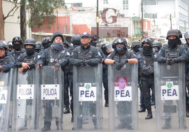 Granaderos y agremiados del sindicato 7 de Mayo cierran accesos a la capital tlaxcalteca
 
Tensa calma se vive en el bulevar Emilio Sánchez Piedras, donde sindicalizados y granaderos mantienen cerradas las principales avenidas.
 
Vía: Richard Castillo//EsImagen Tlaxcala