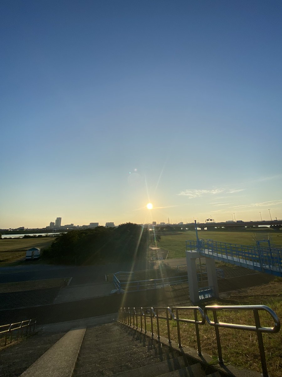 tack4881's tweet photo. 今日8/4は天赦日×一粒万倍日×大安の最大級の超最強トリプル開運日で今年ラストらしい！！しかもライオンズゲートも重なってるのはめっちゃスゴイんやて！みんなに少しでもご利益あるように天赦日の中でも1番良い時間の天赦時に撮った朝日と神社参拝時の写真を共有します！
#天赦日
#一粒万倍日 
#大安 https://t.co/idJHz5ZXAs