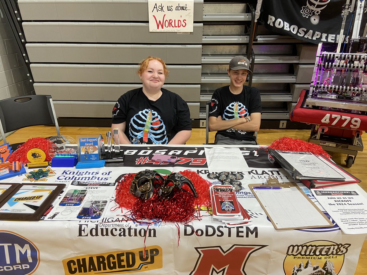 RoboSapiens represented at the Freshmen orientation last night. We had a few interested students! #4779 #firstrobotics #robosapiens <a href="/FIRSTweets/">FIRST</a>