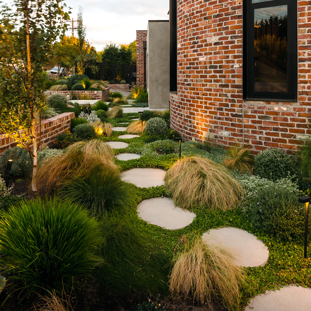 Anston's #roundpavers are simple, attractive and versatile - they work well in both commercial and residential landscape projects ✌️

⚪️ Ilim College, courtesy of CTR Group
⚪️ Northcote residence, image by Cathy Schusler
⚪️ Mornington residence, designed by <a href="/COSDesignStudio/">C.O.S Design</a>