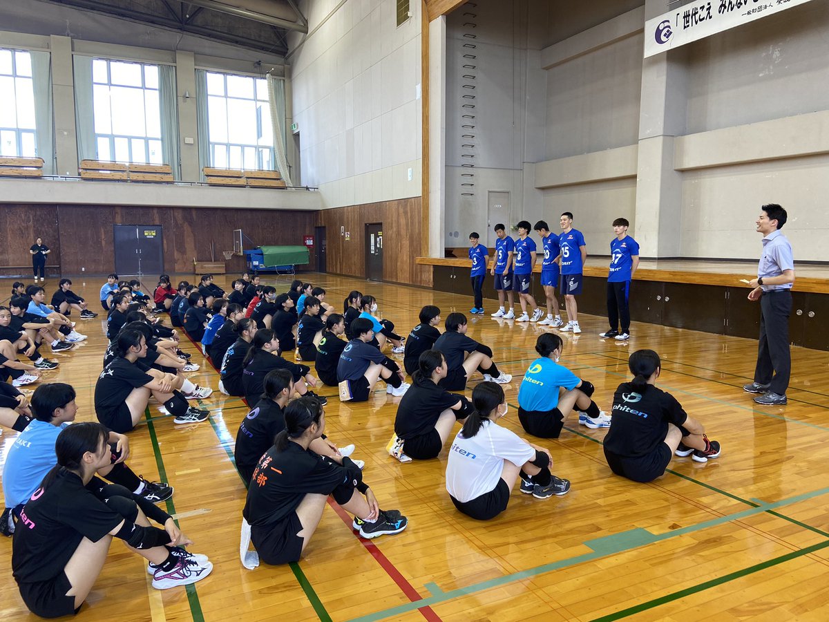 NPO_TEAM_i's tweet photo. バレーボールでつながる町プロジェクト
東レアローズ・岡崎建設プレゼント
チームアイも紫波町との中学生との交流を深めます。
#東レアローズ #岡崎建設 #紫波町 https://t.co/pmpVMrwSUg