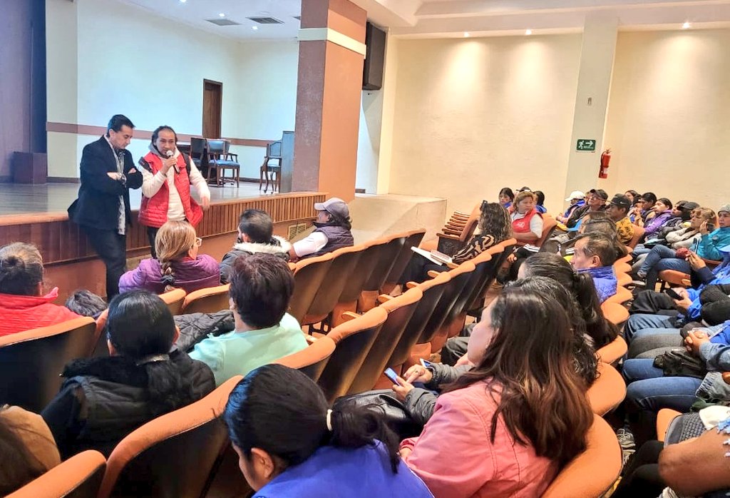 Mercados_Cuenca's tweet photo. 💪Cuenca, más ordenada y segura.

Esta mañana socializamos el proyecto de "Reubicación para Comerciantes Autónomos" ubicados en el circuito 9 de Octubre

👉Dignificar su trabajo y dotar con  espacios seguros es una prioridad. 

@czamoramatute 
@DiegoCedilloA https://t.co/HRRC4JVNXu