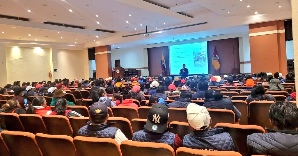 Mercados_Cuenca's tweet photo. 💪Cuenca, más ordenada y segura.

Esta mañana socializamos el proyecto de "Reubicación para Comerciantes Autónomos" ubicados en el circuito 9 de Octubre

👉Dignificar su trabajo y dotar con  espacios seguros es una prioridad. 

@czamoramatute 
@DiegoCedilloA https://t.co/HRRC4JVNXu