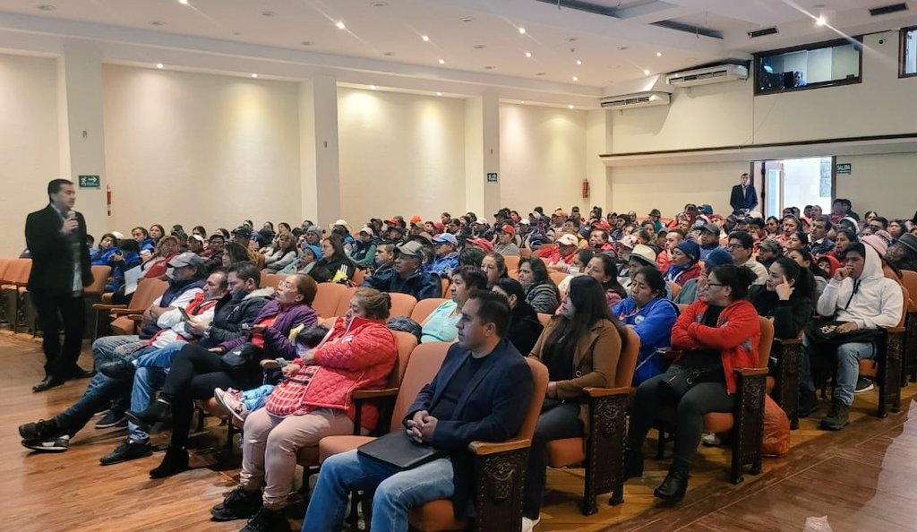 Mercados_Cuenca's tweet photo. 💪Cuenca, más ordenada y segura.

Esta mañana socializamos el proyecto de "Reubicación para Comerciantes Autónomos" ubicados en el circuito 9 de Octubre

👉Dignificar su trabajo y dotar con  espacios seguros es una prioridad. 

@czamoramatute 
@DiegoCedilloA https://t.co/HRRC4JVNXu