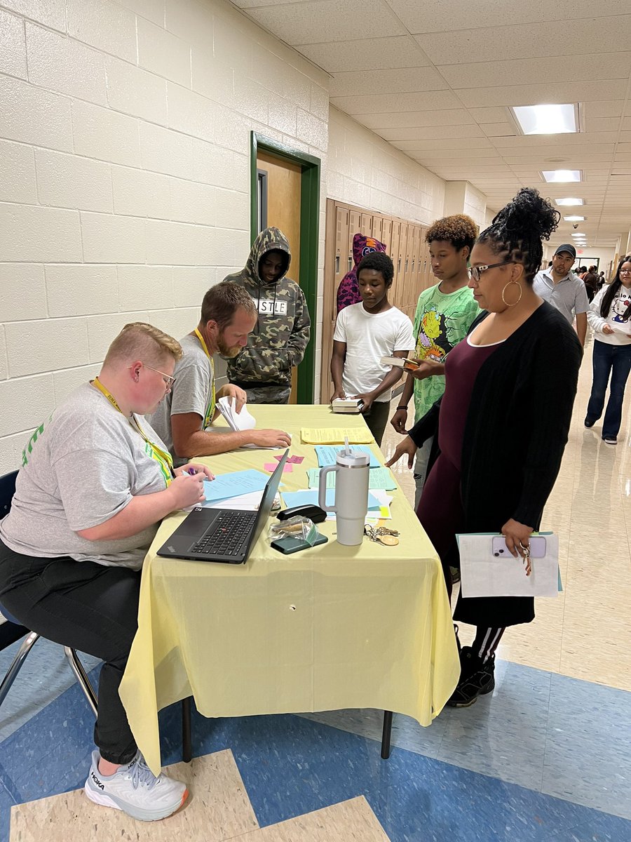 BereaBulldogsMS's tweet photo. 💚 Open House for 7th and 8th Grade was a hit and many families ran in from the rain to attend

💚 So thankful for all the partnerships that came to attend tonight as well

💚 We look forward to an amazing year and to see all of our 6th Grade Families tomorrow morning at 8:30am! https://t.co/G7Doc8kvhp