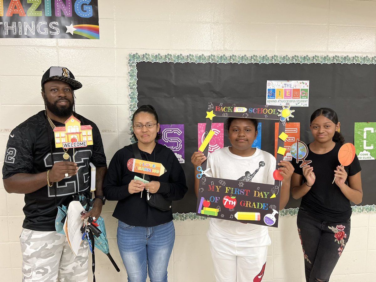 BereaBulldogsMS's tweet photo. 💚 Open House for 7th and 8th Grade was a hit and many families ran in from the rain to attend

💚 So thankful for all the partnerships that came to attend tonight as well

💚 We look forward to an amazing year and to see all of our 6th Grade Families tomorrow morning at 8:30am! https://t.co/G7Doc8kvhp