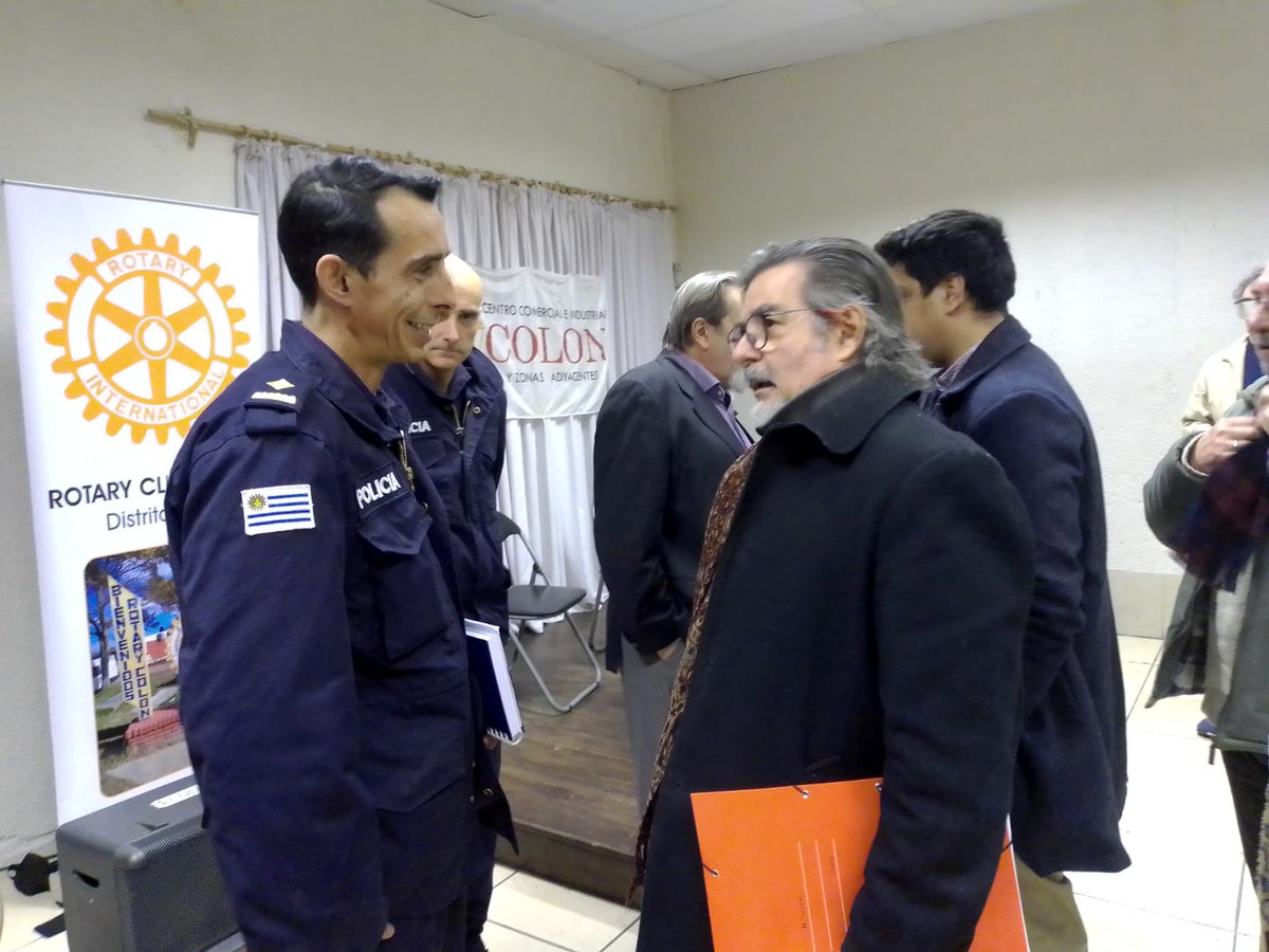 9007Via's tweet photo. Dip @GustavoZubia estuvo presente en el Centro Comercial de Colón para escuchar y hablar con vecinos por tema #SEGURIDAD. Contó con la presencia del Comisario de la Seccional 21ra y el Director de Convivencia y Seguridad Ciudadana. #TerceraVía @PartidoColorado #GustavoZubia2024 https://t.co/i3bP7xSGNI