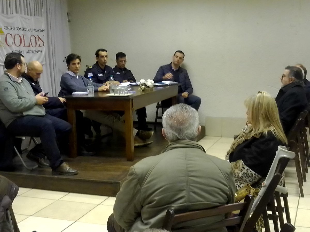9007Via's tweet photo. Dip @GustavoZubia estuvo presente en el Centro Comercial de Colón para escuchar y hablar con vecinos por tema #SEGURIDAD. Contó con la presencia del Comisario de la Seccional 21ra y el Director de Convivencia y Seguridad Ciudadana. #TerceraVía @PartidoColorado #GustavoZubia2024 https://t.co/i3bP7xSGNI