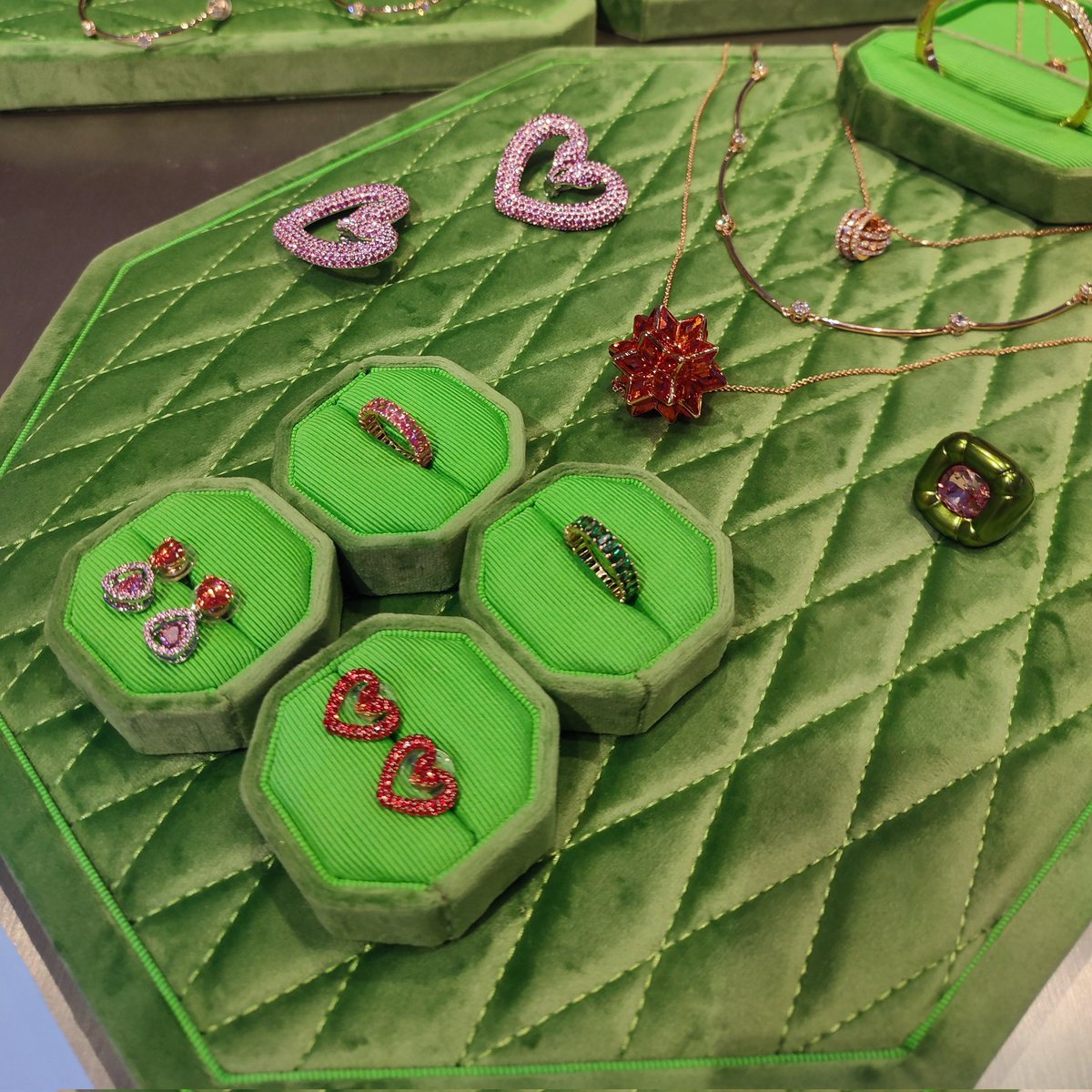 ✨Apertura de #Wonderlux en #QuicentroShopping ✨ el nuevo concepto de la tienda invita a vivir una experiencia sensorial, cada visitante podrá descubrir sus colecciones de forma única. Sin duda será el lugar favorito de los amantes de <a href="/swarovski/">swarovski</a>