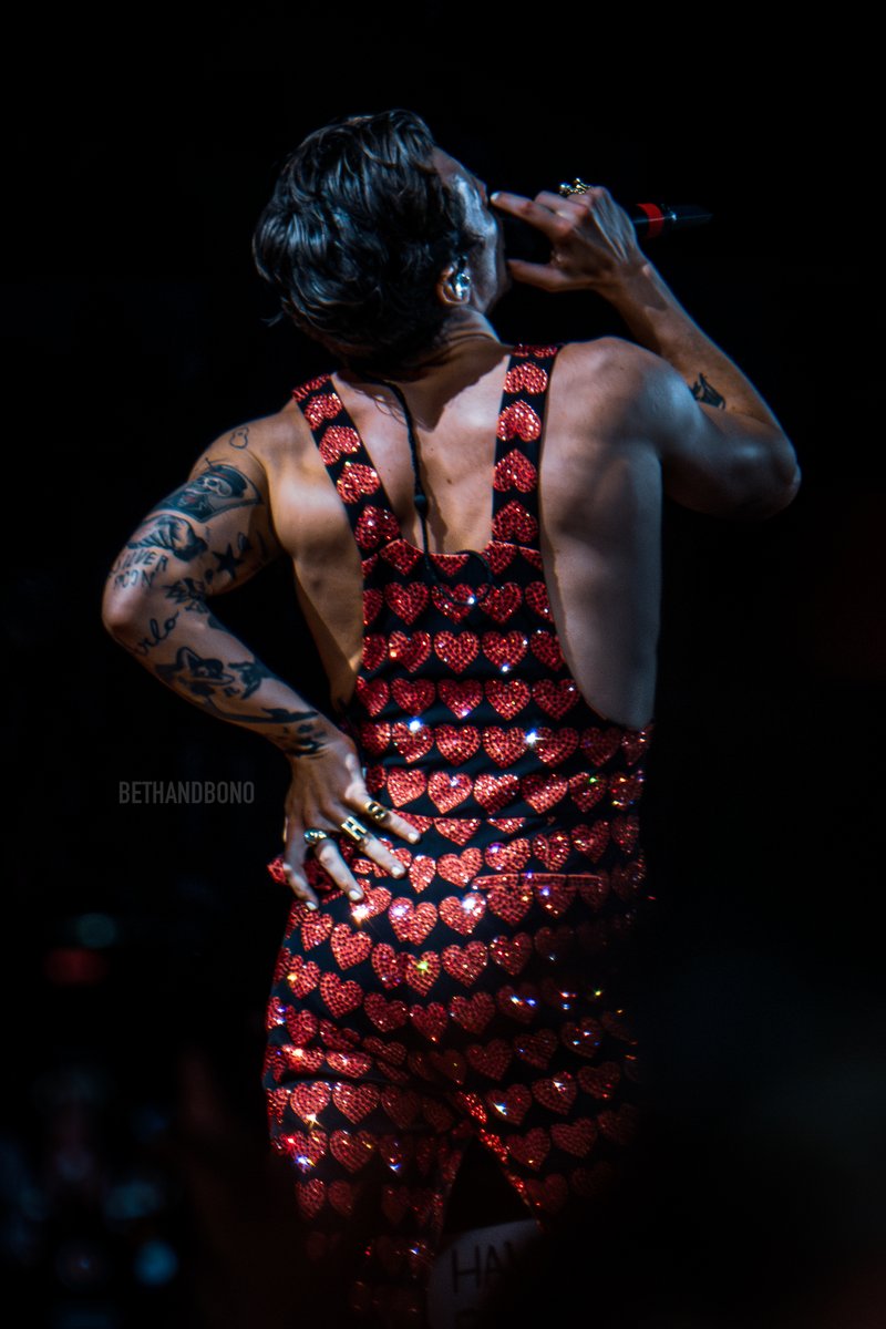 bethandbono's tweet photo. she's feelin' good in her skin

#LoveOnTourLondon Wembley Night 4

Please credit when re-posting. https://t.co/Cpur40AYFh