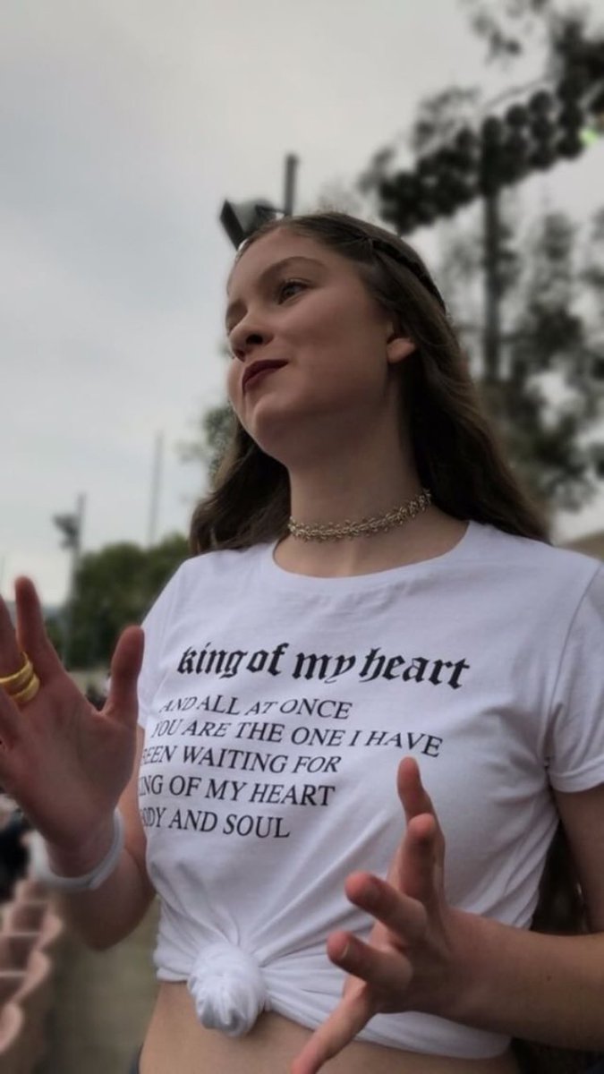 sofiaisabella__'s tweet photo. Swifties! I’m volunteering for concessions at SoFi Stadium August 7th, 8th, and 9th! I really want to trade bracelets, so please don’t be afraid to trade with those of us taking your orders/bringing out your food!🫶🏼 @taylornation13 @those89curls @ErasTourUpdates @ByYourSideRBLX https://t.co/4QwJr6rLoU