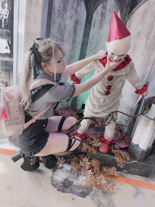Spirit Halloween is open now hehehe https://t.co/1dYPW487M1