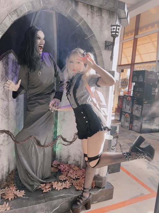 Spirit Halloween is open now hehehe https://t.co/1dYPW487M1
