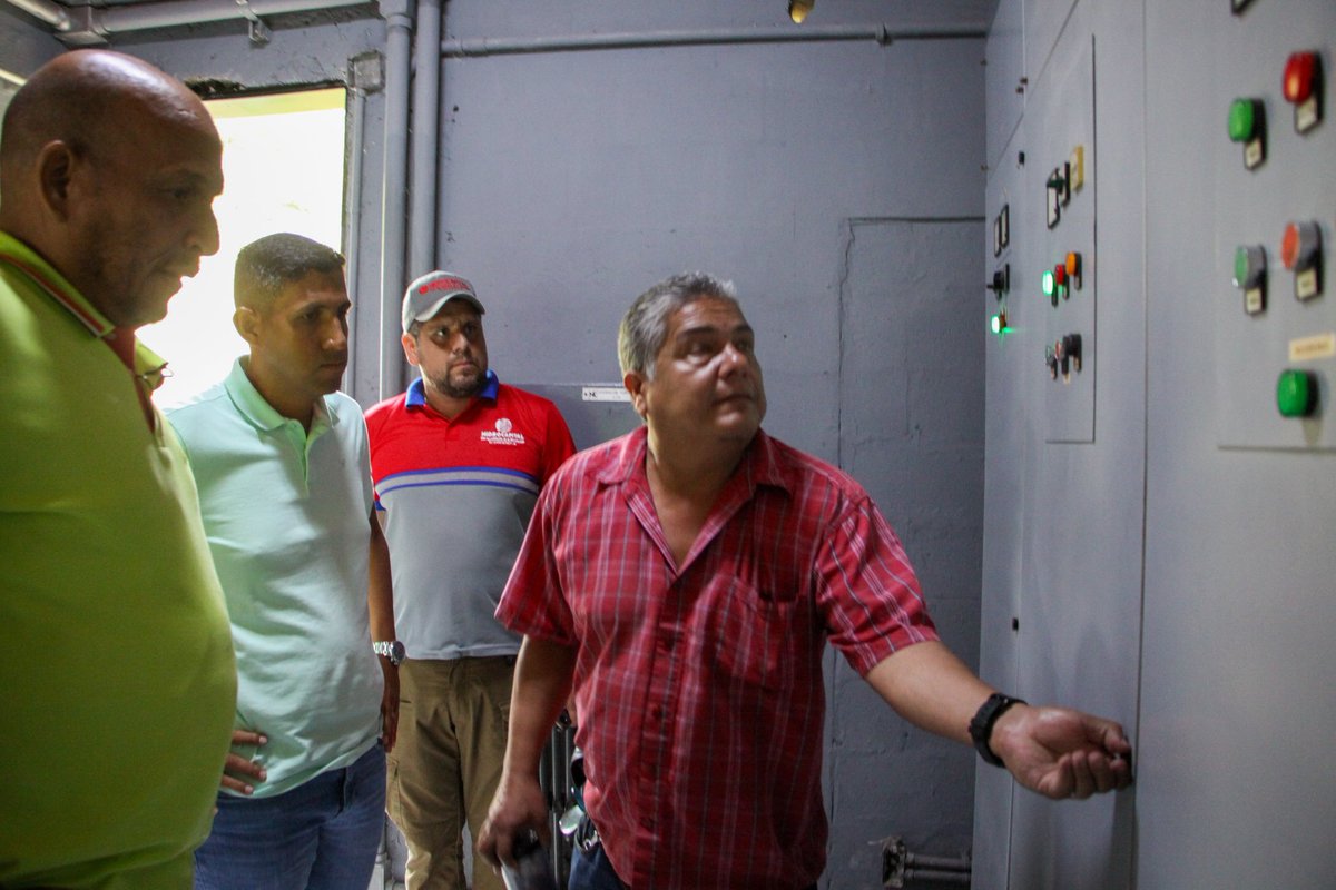 harolclemente's tweet photo. Inspeccionamos los trabajos de rehabilitación civil y electrónica de la Estación de Bombeo Santa Mónica, que abastece más de 10 mil familias de la parroquia San Pedro en Caracas, también realizamos la entrega de uniformes para nuestros operadores.

#YoIzoMiBandera @NicolasMaduro https://t.co/QnBBJJgsCx