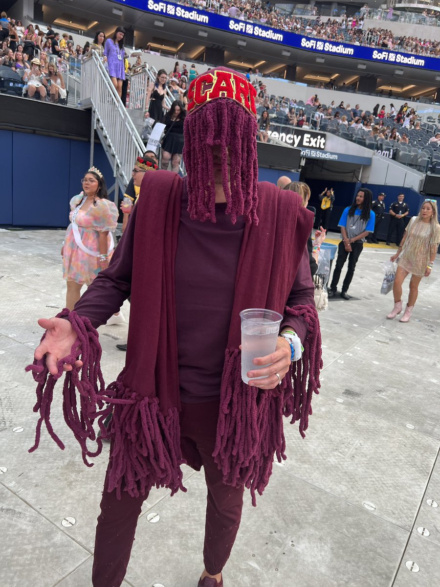 yisingkao's tweet photo. THIS DUDES OUTFIT OH MY GOD https://t.co/K2xLPxc0mP