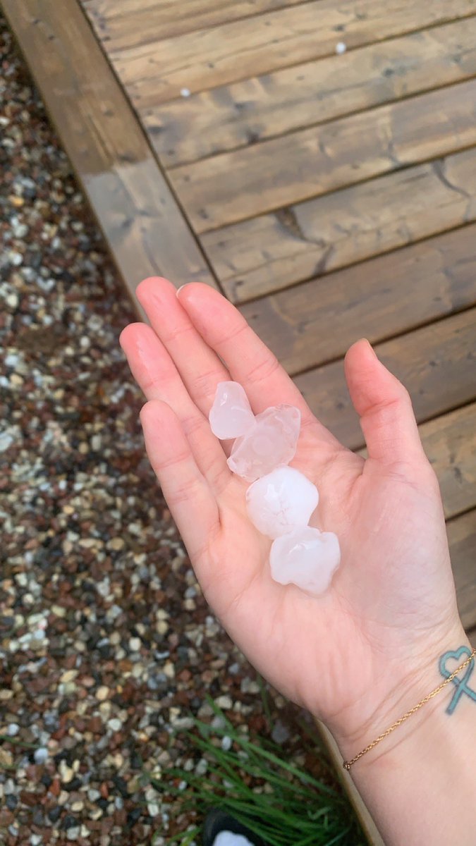 morganbond_'s tweet photo. Hail in Kanata earlier 

#ONstorm #Ottawa https://t.co/oP3pnGgnJR