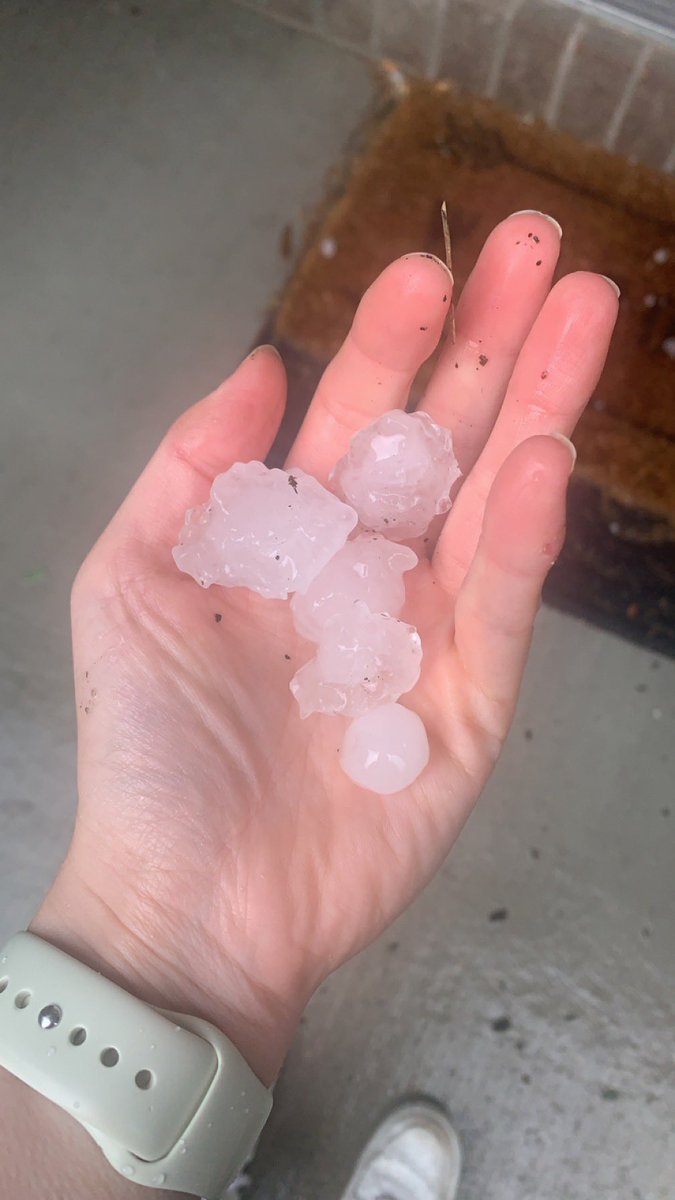 morganbond_'s tweet photo. Hail in Kanata earlier 

#ONstorm #Ottawa https://t.co/oP3pnGgnJR
