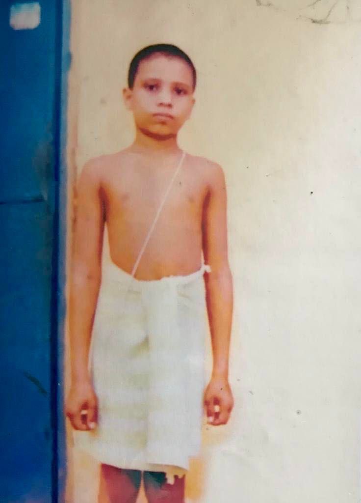 Ach_Balkrishna's tweet image. एक अबोध निश्चल बाल मन में संस्कार व शिक्षा से जिन #गुरुजनों #गुरुकुलों ने #धर्म के सिद्धांत से लेकर जीवन के संघर्ष को सिखाया उस #ऋषि परंपरा को प्रणाम #आचार्यबालकृष्ण #पतंजलि #Gurukul #AcharyaBalkrishna #Patanjali #जड़ीबूटीदिवस #JadibutiDivas