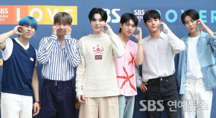 ifntnews's tweet photo. [News] 230801
INFINITE appeared as a complete group at the Cultwo Show on the 1st. They looked excited about their comeback in 5 years. #Woohyun said, "I teared up as soon as I saw the fans. It felt different from when I was on music shows as a soloist 2 years ago. I was standing https://t.co/0ag76zb656