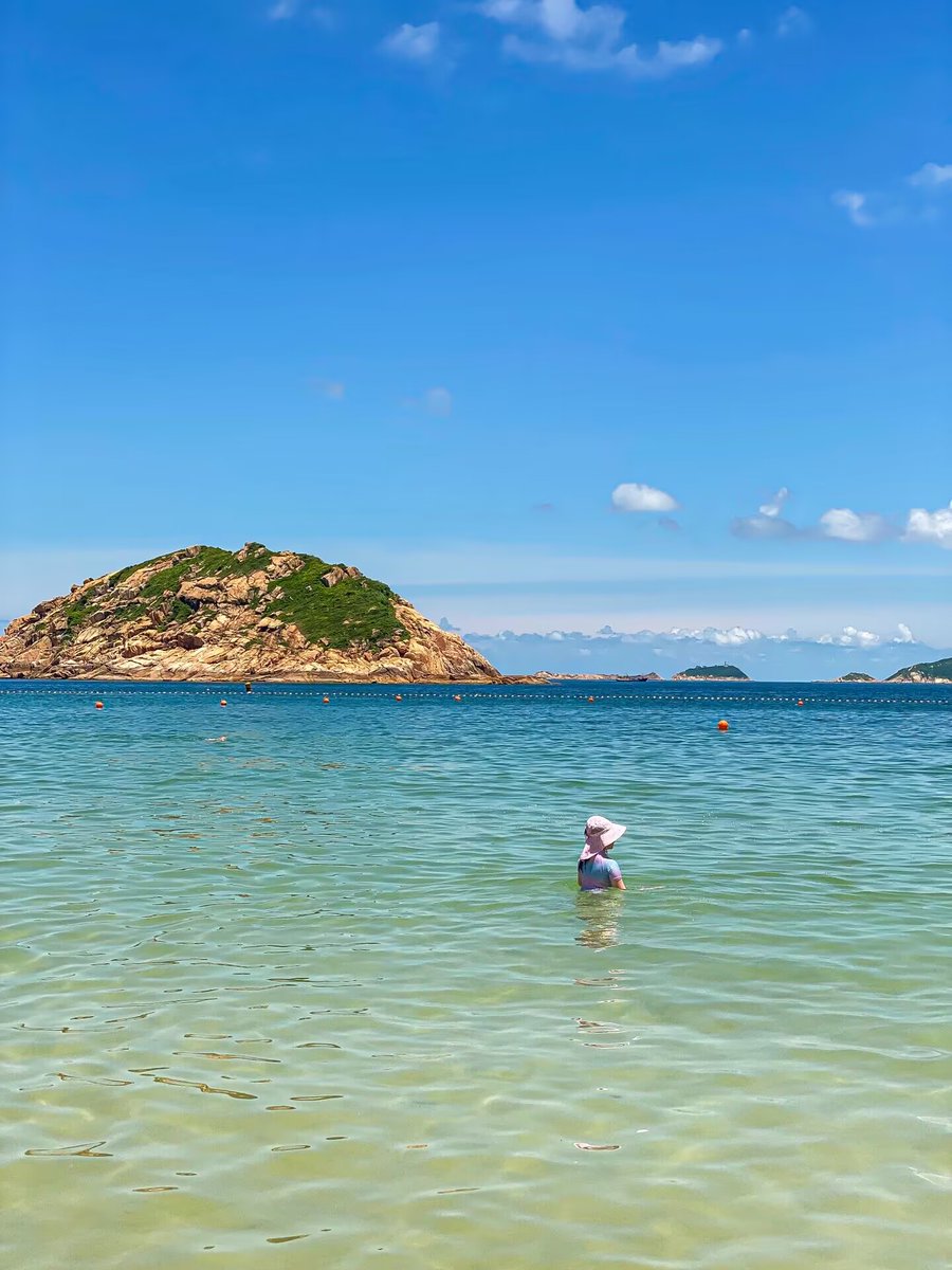 Lucy910_'s tweet photo. The seaside scenery is always so beautiful. The water quality of #Shek O Beach is good. Beach with clear water and fine sand #HK #seaside https://t.co/EThd7PyjAb