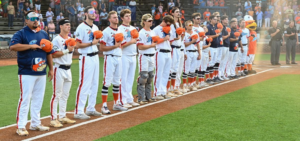 ChanceJones757's tweet photo. Making memories with my @PeninsulaPilots boys. #boysofsummer https://t.co/wh1Jlx0ZL9