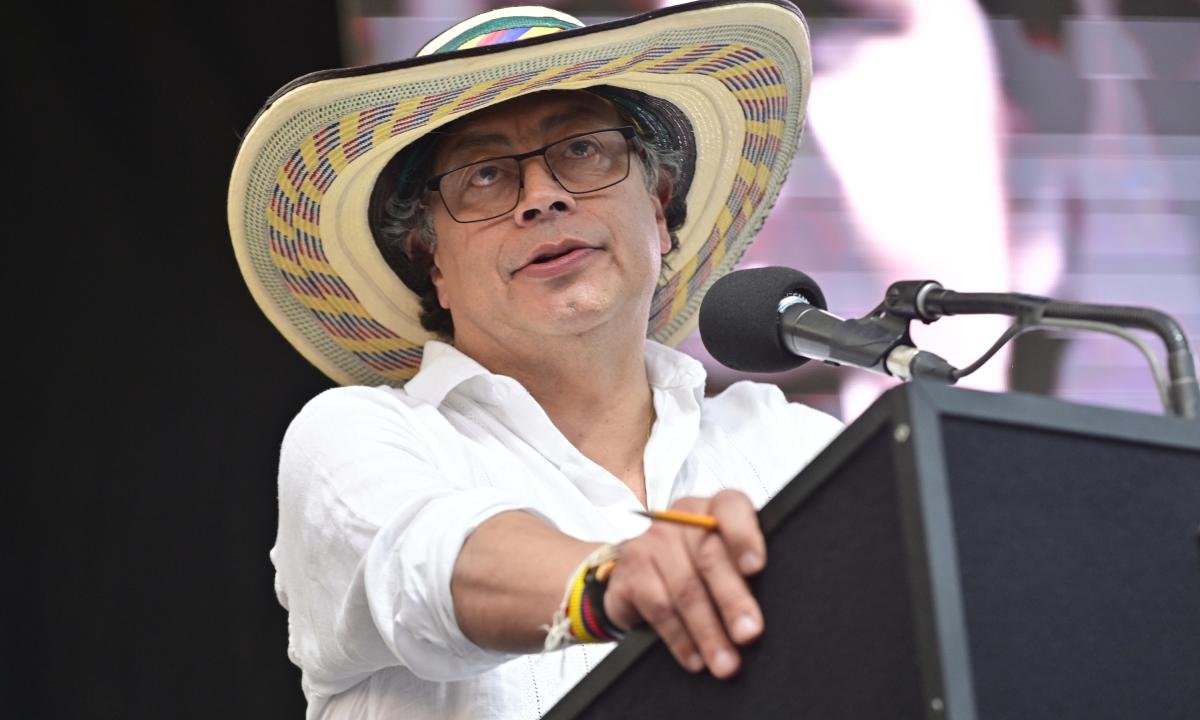 patriciajaniot's tweet photo. ¡Vaya aprieto familiar y presidencial! El hijo, supuestamente, empujó de cabeza al padre al decir que una parte de los fondos ilícitos que recibió fueron a parar a la campaña electoral que lo hizo presidente de Colombia. A @petrogustavo no le ha quedado más que salir a defenderse. Dijo que si la acusación fuera cierta tendría que irse de inmediato; luego, en una contradicción a sus primeras palabras, también señaló que su gobierno solo se acabaría por mandato popular y que estaba decidido a culminar su gobierno en 2026.
https://t.co/8BIEgEgwnv