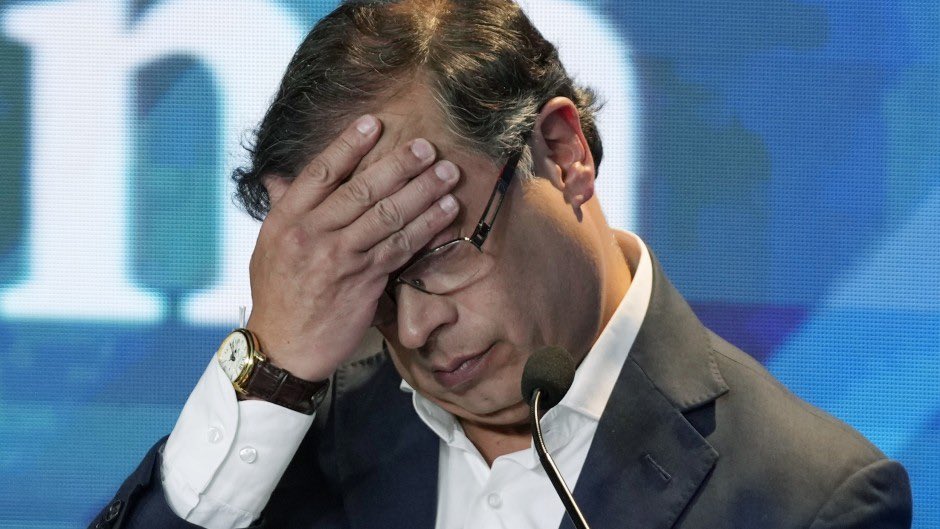 agusantonetti's tweet photo. El gobierno de Petro está terminado, no hay forma de revertir algo así. Ya venía en picada con muchos escándalos. La imagen del gobierno quedó en el piso. Solo le queda presentar su renuncia o terminar su mandato de forma tranquila. Es imposible que vuelva a ganar una elección. https://t.co/T9TzKSCDnQ