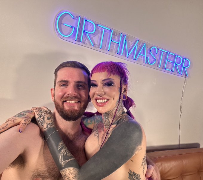 2 pic. Happy birthday to the queen herself @Kelliepanther_4 💜👑  Thanks for being the first person to<a class="tags" href="/tag/kelliepanther_4">@kelliepanther_4</a>