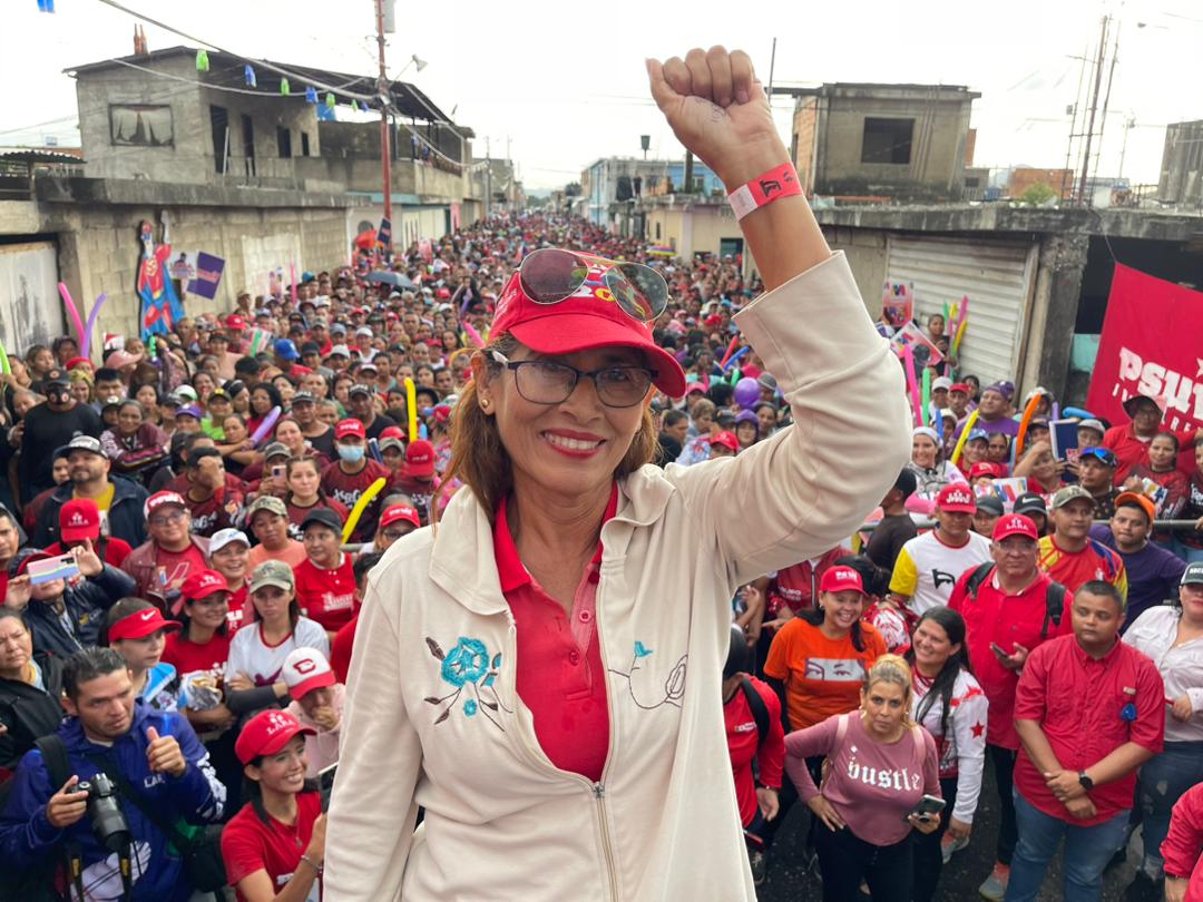 PsuvIribarrenVe's tweet photo. Jefes de UBCH, Líderes de Comunidad y Jefes de Calles del @PartidoPSUV en el Municipio Iribarren/Parroquia Unión, fueron los protagonistas de la marcha manifestando su máximo apoyo al Presidente @NicolasMaduro.

#YoIzoMiBandera 🇻🇪

@dcabellor @JacquelinePSUV @LuisJonasReyes https://t.co/UXl82fOy4S