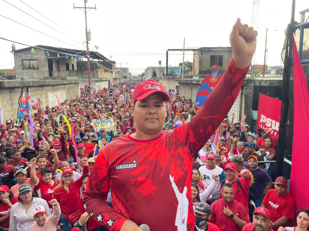 PsuvIribarrenVe's tweet photo. Jefes de UBCH, Líderes de Comunidad y Jefes de Calles del @PartidoPSUV en el Municipio Iribarren/Parroquia Unión, fueron los protagonistas de la marcha manifestando su máximo apoyo al Presidente @NicolasMaduro.

#YoIzoMiBandera 🇻🇪

@dcabellor @JacquelinePSUV @LuisJonasReyes https://t.co/UXl82fOy4S