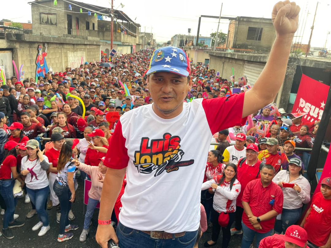 PsuvIribarrenVe's tweet photo. Jefes de UBCH, Líderes de Comunidad y Jefes de Calles del @PartidoPSUV en el Municipio Iribarren/Parroquia Unión, fueron los protagonistas de la marcha manifestando su máximo apoyo al Presidente @NicolasMaduro.

#YoIzoMiBandera 🇻🇪

@dcabellor @JacquelinePSUV @LuisJonasReyes https://t.co/UXl82fOy4S