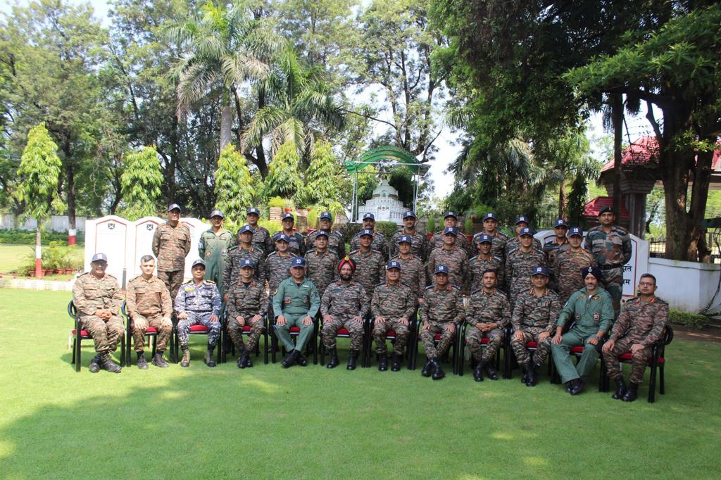 TheYouthPlus's tweet photo. The officers from all three Services got first hand experience of #LineOfControl dynamics witnessing relentless pursuit of #OptimalPreparedness &amp;  employment of #innovative means in border areas of #Akhnoor &amp; #Pallanwala (J&amp;K). https://t.co/IhIykuwYGO