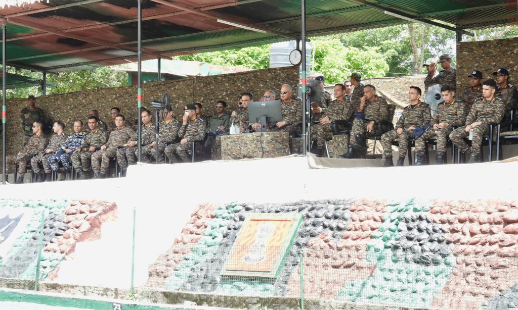 TheYouthPlus's tweet photo. The officers from all three Services got first hand experience of #LineOfControl dynamics witnessing relentless pursuit of #OptimalPreparedness &amp;  employment of #innovative means in border areas of #Akhnoor &amp; #Pallanwala (J&amp;K). https://t.co/IhIykuwYGO