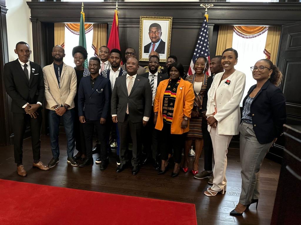 AmbassadorAVD's tweet photo. Hoje recebemos com satisfação os jovens angolanos que participaram do programa  “The Mandela Washington Fellowship for Young African Leaders”.
Jovens líderes, altruístas,patriotas, empreendedores e muito empenhados na contribuição de melhoria da qualidade de vida das populações🇦🇴 https://t.co/qyhfVNu1h7