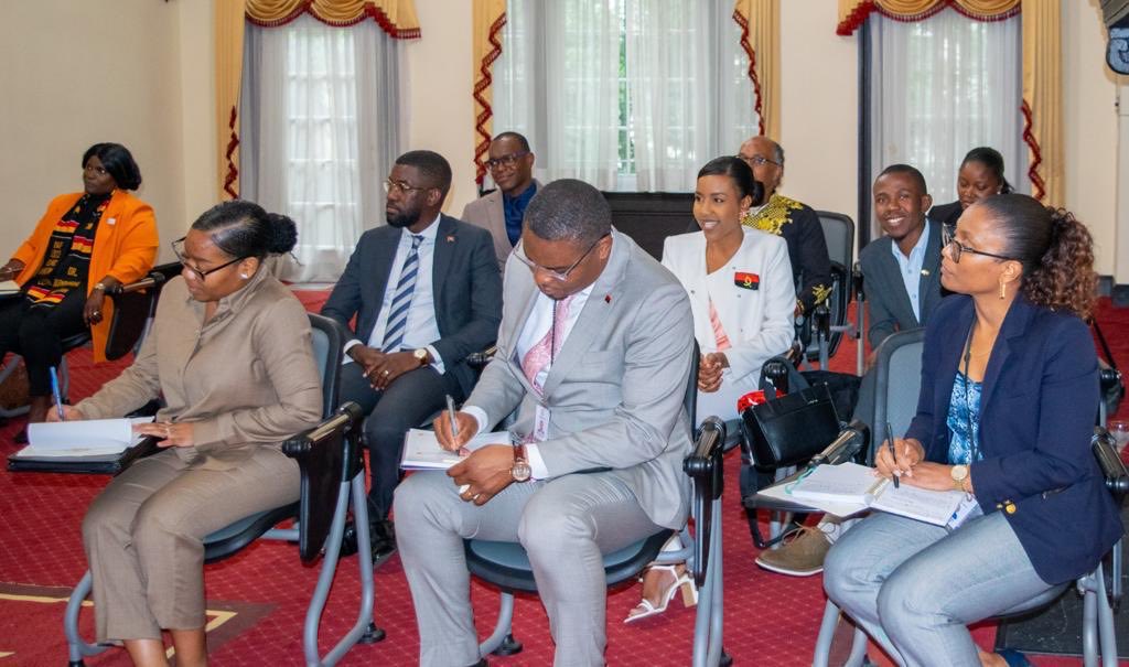 AmbassadorAVD's tweet photo. Hoje recebemos com satisfação os jovens angolanos que participaram do programa  “The Mandela Washington Fellowship for Young African Leaders”.
Jovens líderes, altruístas,patriotas, empreendedores e muito empenhados na contribuição de melhoria da qualidade de vida das populações🇦🇴 https://t.co/qyhfVNu1h7