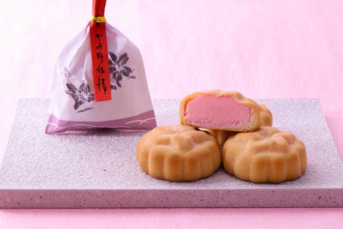 ◆炉畑のともし火
卵の風味たっぷりな黄味餡をほろほろに炊き上げ、シナモンを効かせた生地で焼き上げました。市内の炉畑遺跡をモチーフにしました
◆かかみ野旅情
きめ細やかな黄味餡とミルク風味の生地でしっとり焼き上げました。市の花「ツツジ」をかたどった銘菓です
#店主は炉畑好き #ご賞味あれ