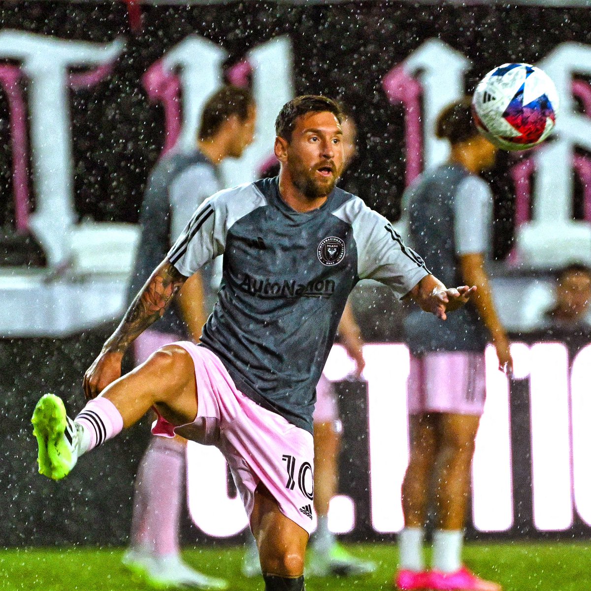 Chandanphoto's tweet photo. Messi
@intermiamicf @leomessi @davidbeckham @drvpnkstadium #Messi #InterMiami #Miami #MessiInMiami @AFPphoto https://t.co/S1jZeE8V3Y