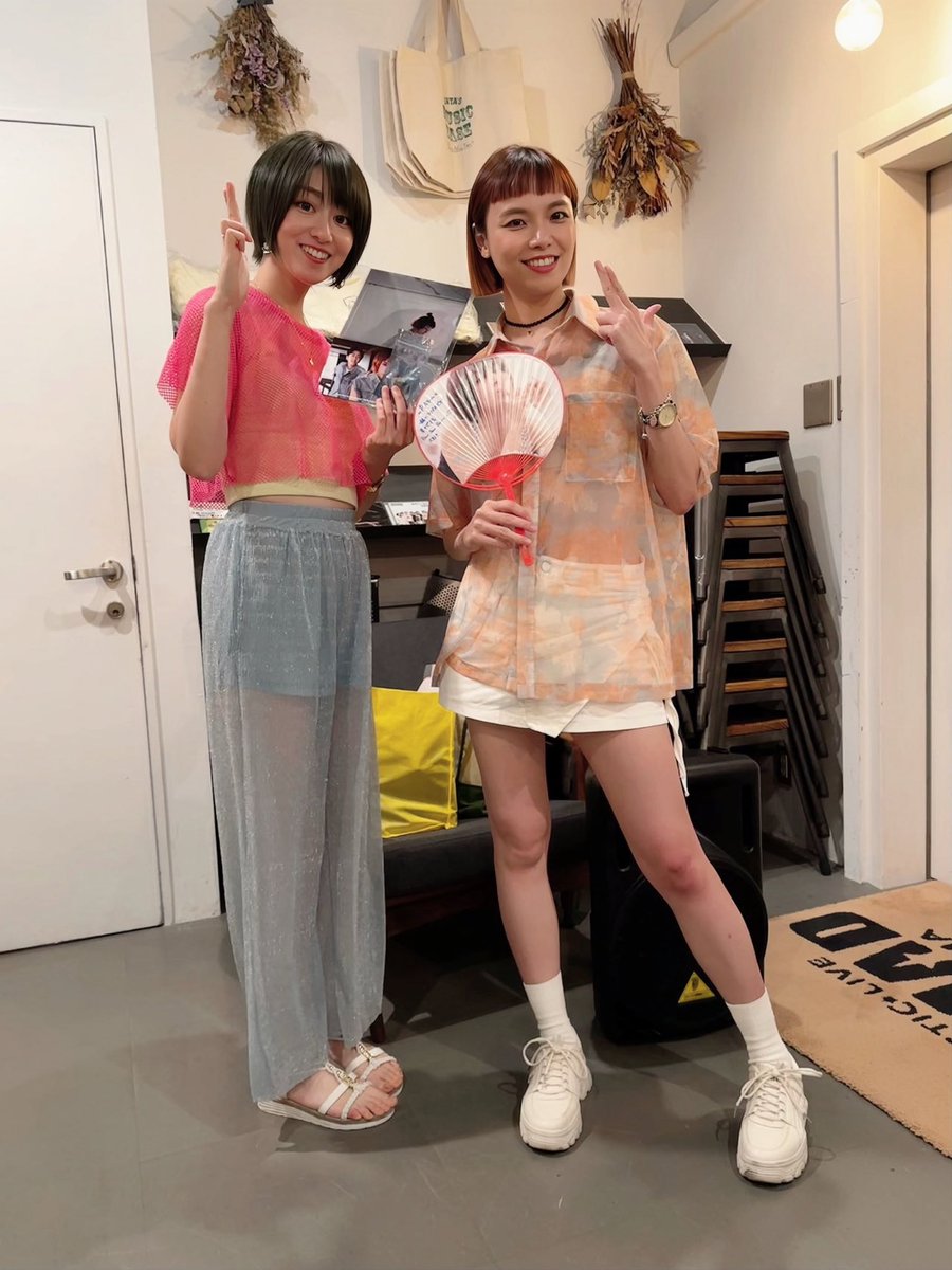 nandaaaaaro's tweet photo. 2023.8.3(木)
Cafe'鈴 @代官山NOMAD
ホスト 鈴音さん
ゲスト PiAさん(台湾)
お互いMCは母国語使わないという縛りでしたが結局2人とも日本語(PiAさん日本語上手👏)
グローバルな夜でした🎵
本日の限定メニュー｢れーめん🍜｣旨辛でした😋
#カフェ鈴 #鈴音 #PiA 
#代官山NOMAD https://t.co/BCgU9Y1uGN