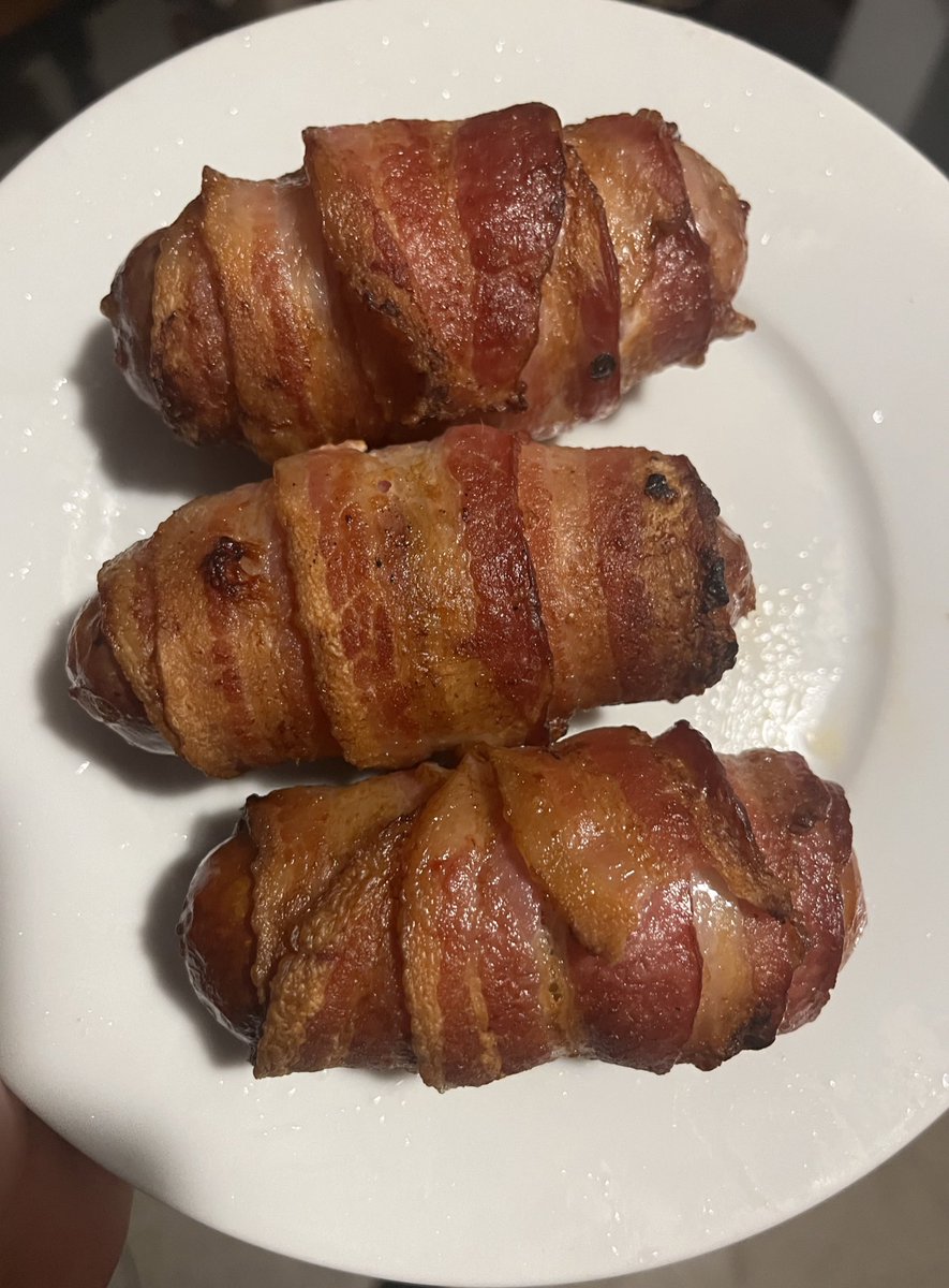 TheManOfCheese3's tweet photo. I can already feel my body shutting down from eating one(sausage with 3 wrapped bacon) https://t.co/PVhON9YRdb