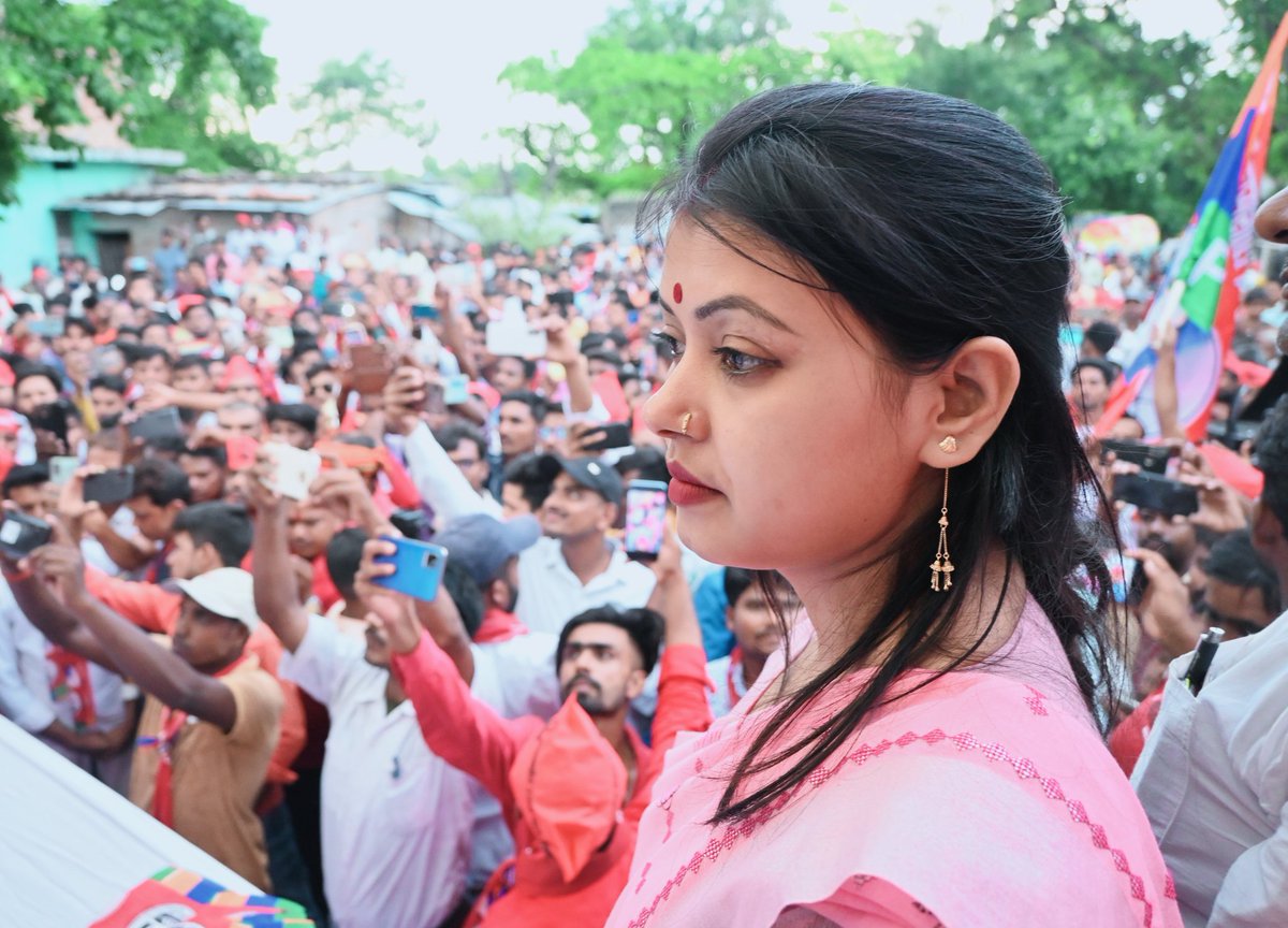 kushwaha_sima's tweet photo. मोतिहारी में  संकल्प यात्रा में उमड़ा जनसैलाब अपार जनसमर्थन से स्पष्ट है कि किसी भी हाल में संघर्ष जारी रहेगा, वीआईपी सुप्रीमो माननीय श्री मुकेश साहनी जी के साथ पार्टी के नेता गण मौजूद रहे। सीमा कुशवाहा रोहतास बिहार https://t.co/5ErQARmzwF