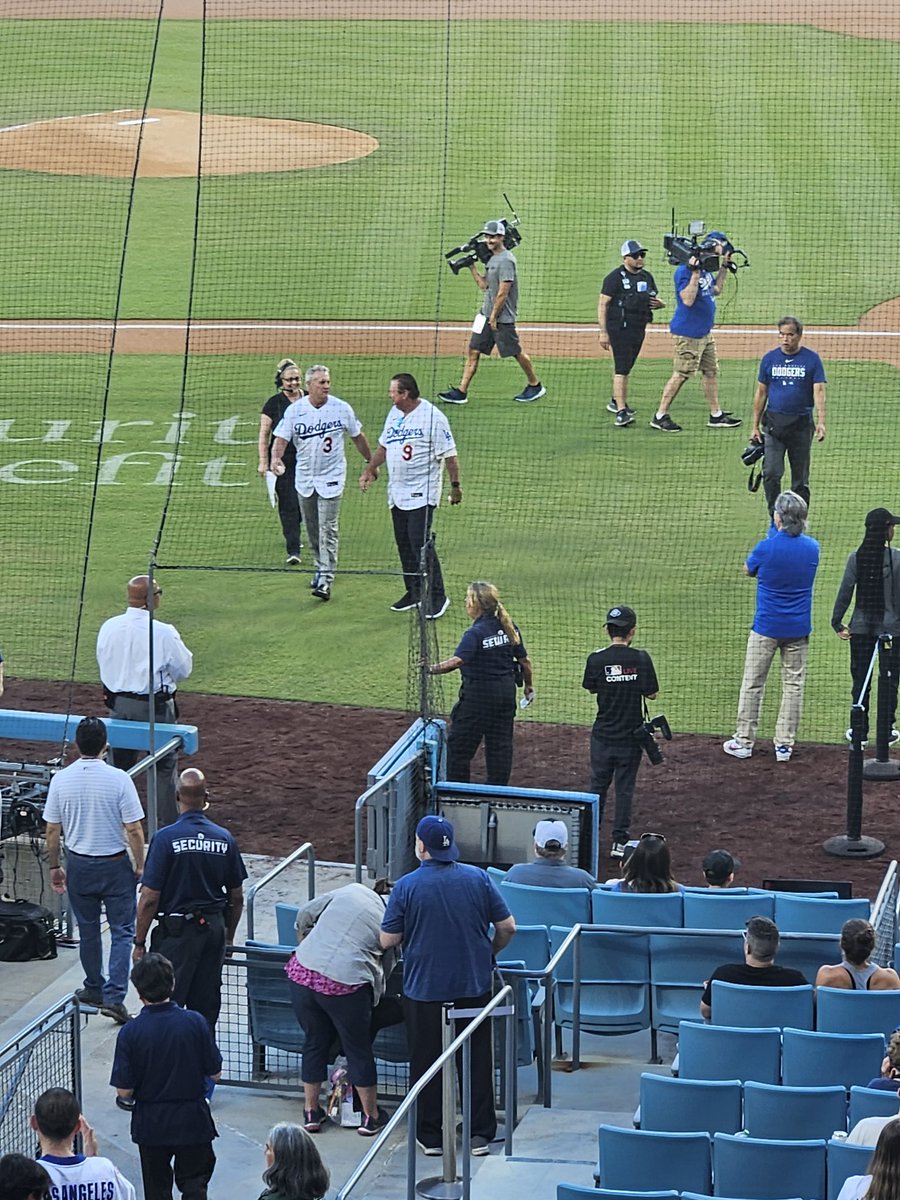 onehotcorona25's tweet photo. My man #SteveSax in the house 🤩💙🤍🎉🎉🎉🎉🎉🎉⚾️ https://t.co/Pxkq7YCVaT