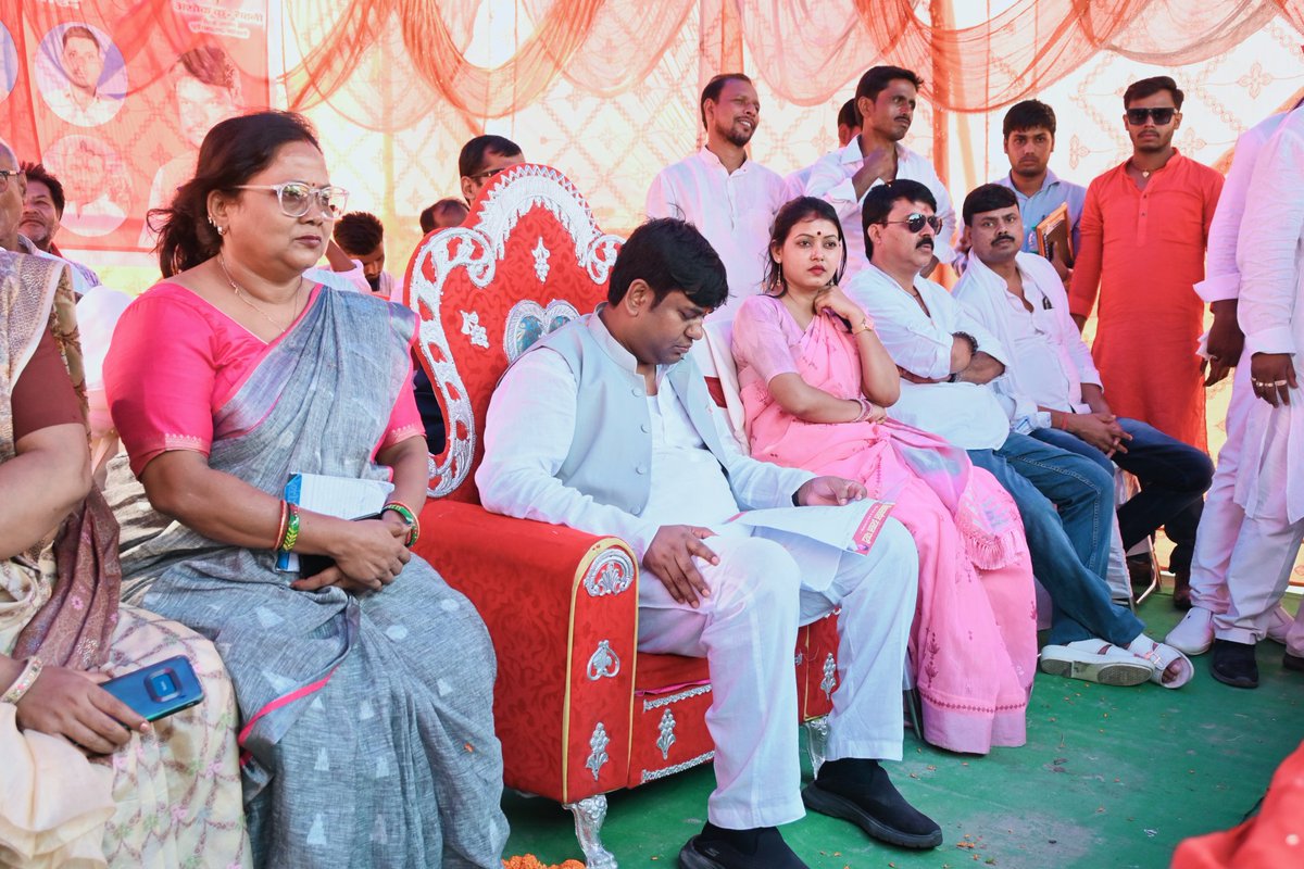 kushwaha_sima's tweet photo. मोतिहारी में  संकल्प यात्रा में उमड़ा जनसैलाब अपार जनसमर्थन से स्पष्ट है कि किसी भी हाल में संघर्ष जारी रहेगा, वीआईपी सुप्रीमो माननीय श्री मुकेश साहनी जी के साथ पार्टी के नेता गण मौजूद रहे। सीमा कुशवाहा रोहतास बिहार https://t.co/5ErQARmzwF