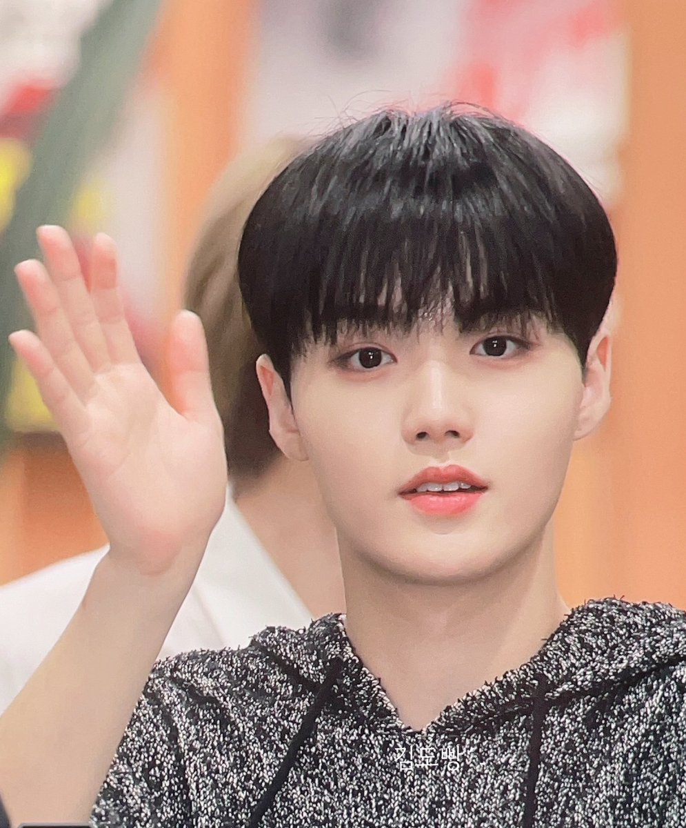 MAKER_0807's tweet photo. 230804  오늘의 도영 ( 라디오  출근 :)

 수고하쏭 

#도영 #ドヨン #DOYOUNG #트레저  @treasuremembers https://t.co/BdYugZiljy