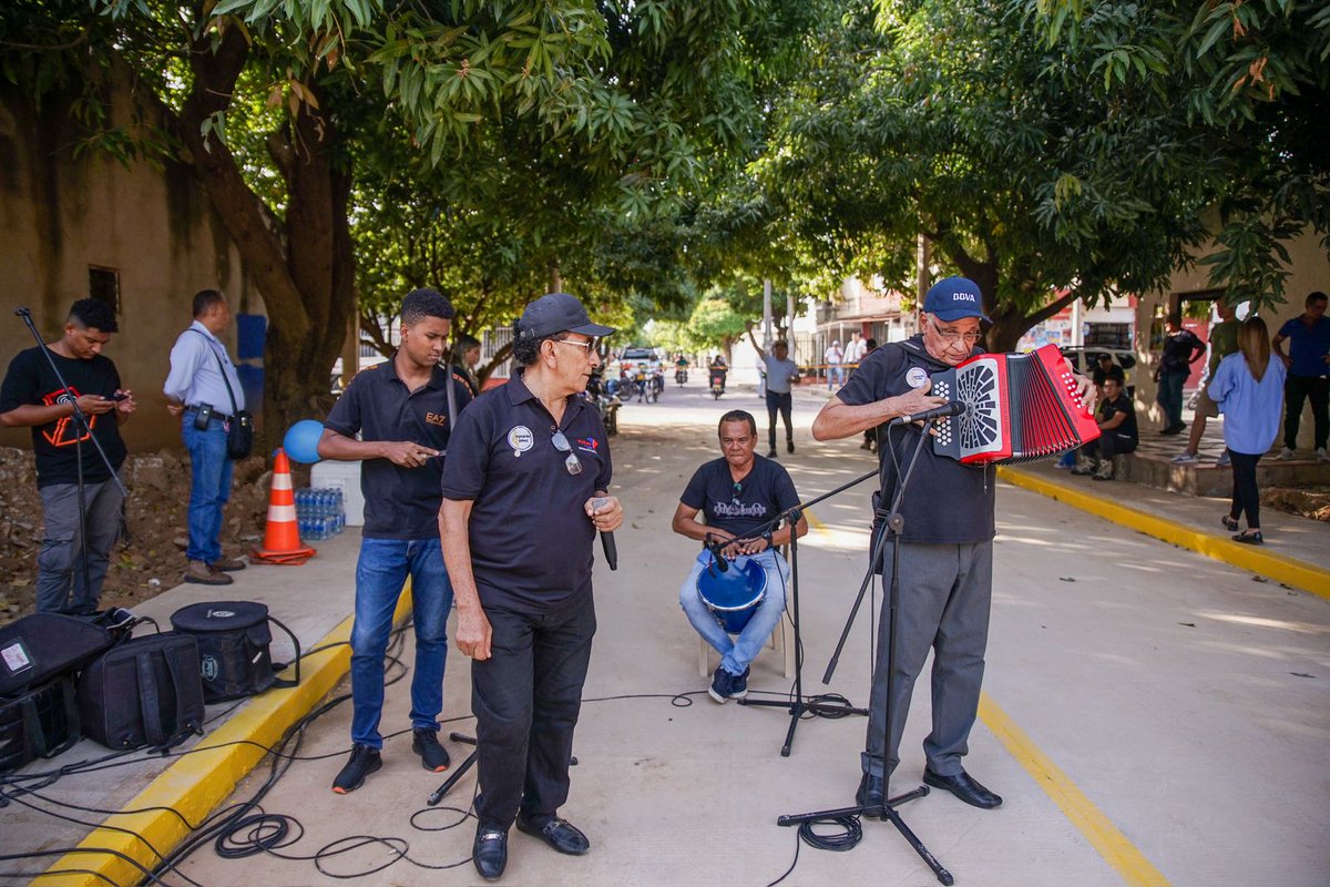 GobdelCesar's tweet photo. Entregamos a la Comuna 5 de Valledupar 270 metros lineales de calles pavimentadas, que benefician a los habitantes de los barrios Candelaria Norte y La Esperanza. 

Son 8 kilómetros de vías con pavimento urbano, que entregamos a las 6 comunas de la ciudad, junto a la Alcaldía. https://t.co/IlRyJwBvkD