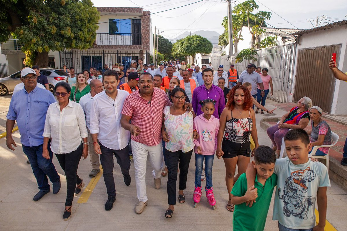 GobdelCesar's tweet photo. Entregamos a la Comuna 5 de Valledupar 270 metros lineales de calles pavimentadas, que benefician a los habitantes de los barrios Candelaria Norte y La Esperanza. 

Son 8 kilómetros de vías con pavimento urbano, que entregamos a las 6 comunas de la ciudad, junto a la Alcaldía. https://t.co/IlRyJwBvkD