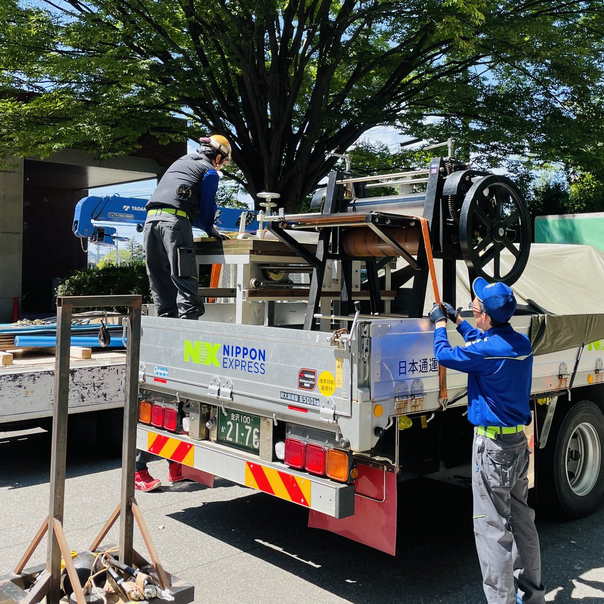 knbmic's tweet photo. 版画室のプレス機を運び出しました！💥

窓をぶち破っての搬出です‼️ https://t.co/klu205sEq0